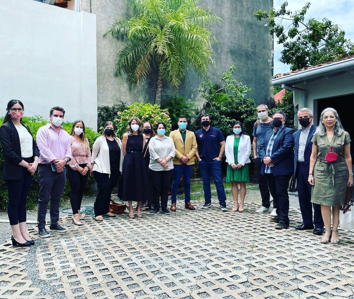 fic_py's tweet image. Nos reunimos con la Representante de @el_BID Sra. Edna Armendáriz, el equipo BID y @IDB_Lab además con la Emb. Estefanía Laterza, especialistas de @REDIEXParaguay y los sectores creativos.

Recibimos el respaldo del BID para seguir trabajando por las industrias creativas en 🇵🇾