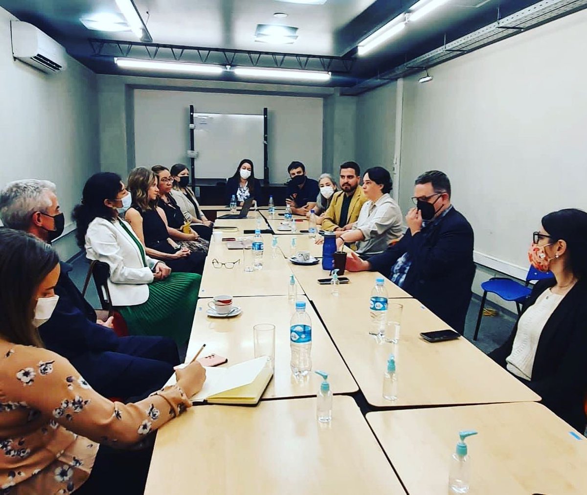 fic_py's tweet image. Nos reunimos con la Representante de @el_BID Sra. Edna Armendáriz, el equipo BID y @IDB_Lab además con la Emb. Estefanía Laterza, especialistas de @REDIEXParaguay y los sectores creativos.

Recibimos el respaldo del BID para seguir trabajando por las industrias creativas en 🇵🇾