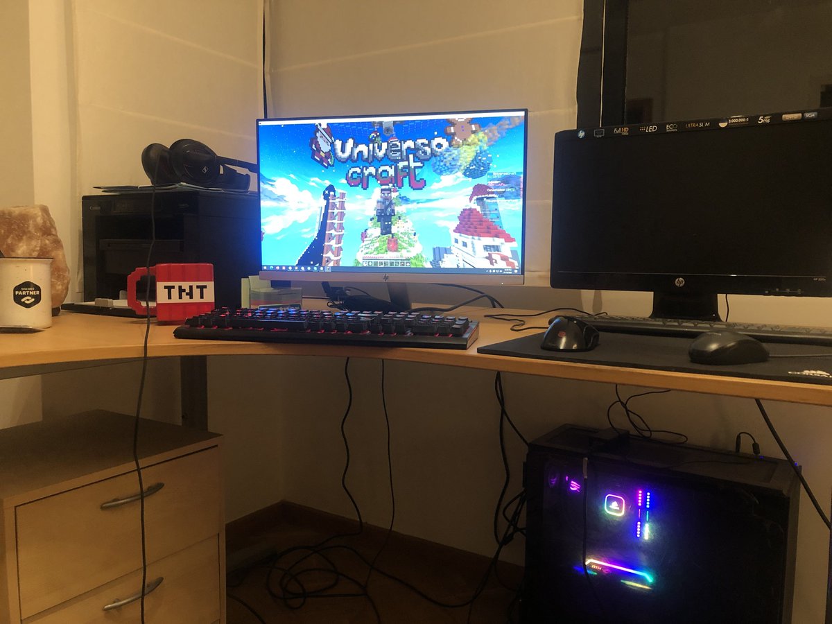 MCUniversoCraft's tweet image. ¡Sorteo navideño! Participa por 10 rangos de 3 meses siguiendo estos pasos:
1- Síguenos en @MCUniversoCraft y dale❤️y🔁a este twit.
2- Comenta aquí tu nick en Minecraft y sube una foto del setup que utilizas para jugar donde se vea que estés dentro del servidor.
¡Mucha suerte!