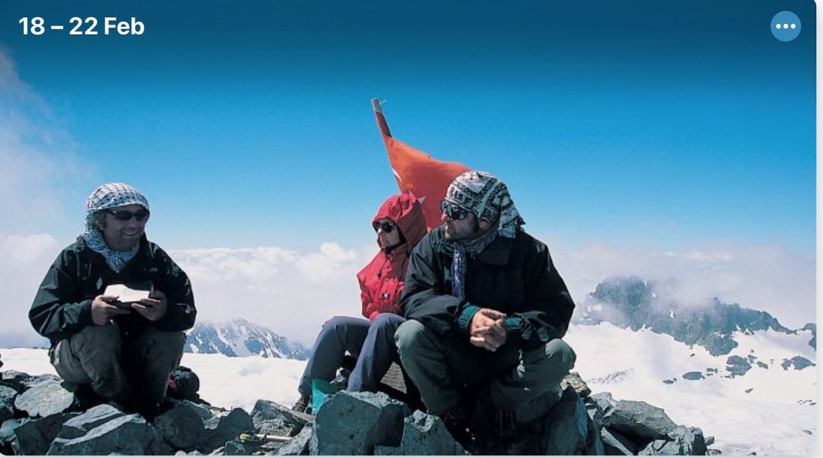 Kaçkara çıkmışız, ama nasıl çıkmışız! Gel de bize sor.

Hüseyin, Serpil, ben. Buz yumuşamadan tırmanışa geçtik, yanlış izleri izledik, buz kazmaları dışında güvenliğimiz yok, tecrübeli dağcı Yıldırım arkada. Hayatımın dersiydi. Dağcı kendini yenmeli dağı değil.