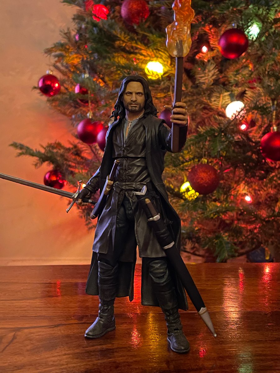 Eamon_'s tweet photo. Wave 3 of the Lord of the Rings, Aragorn and Moria Orc from @CollectDST Improved articulation with lovely paint apps. Comes with final two parts of the Suaron build a figure. Designed by yours truly, sculpted by @GentleGiantLTD In stores now. #LordOfTheRings #actionfiguredesign https://t.co/U5Wb1iUCRN