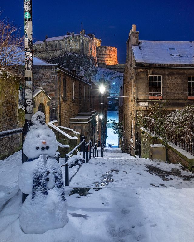VisitScotland's tweet photo. It's officially the first day of winter in #Scotland! ❄️ Who's dreaming of a white Christmas?☃️

📍 The Vennel, @edinburgh 📷 IG/pandeyrr #ScotlandisCalling #RespectProtectEnjoy https://t.co/sPGZbHoAot
