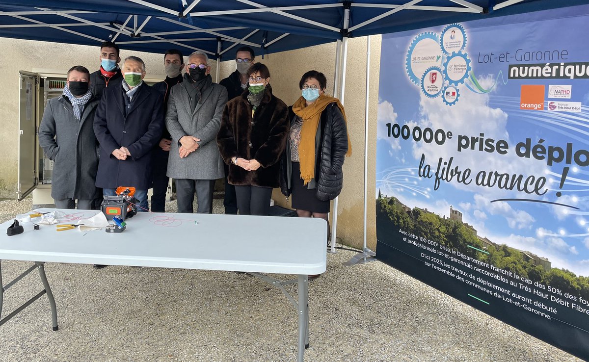 ArduinEric's tweet photo. 📍@OrangeNvAquit célèbre avec @sophie_borderie présidente du #CD47 , @LG_Num le 100.000 ieme logement du Département éligible à la #Fibre à #Barbaste ! 👉 grande fierté pour @Orange_France d’être un contributeur fort de l’arrivée de la #Fibre dans les territoires Lot et Garonnais https://t.co/hRbZMpBxz4