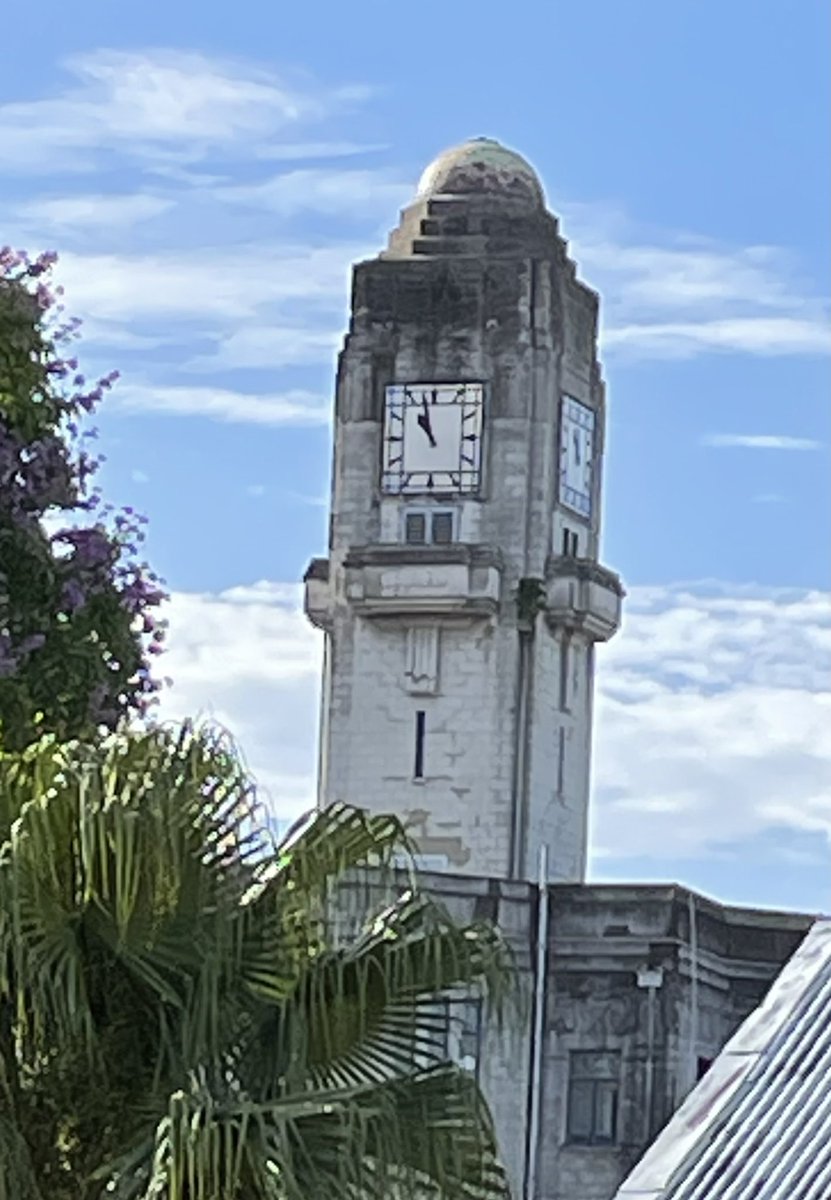 RichardKNaidu's tweet photo. Early Christmas greetings from the #GovtBuildingsClock as it chimes 11. Trouble is, it’s only 7.30😬 https://t.co/0MeoNJMQvi