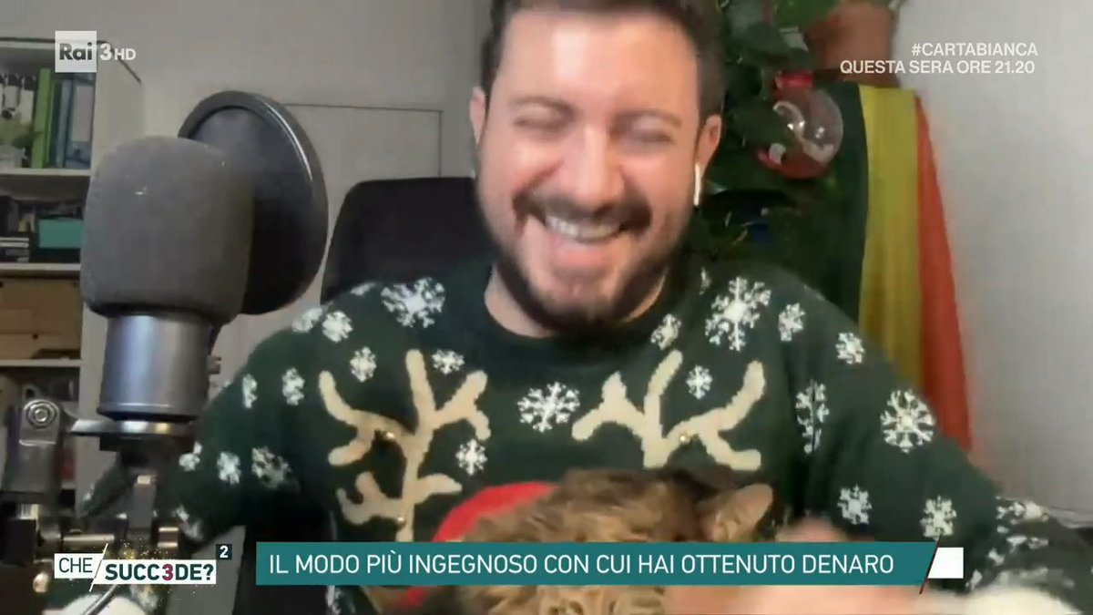 SplendiCornice's tweet photo. Giuseppe suona il frullatore, Marina vive a Londra da sette anni ma non dice "quotation" bene come gli altri italiani d'Inghilterra, Raffaele si propone come paraninfo, mentre Alessandro... lavora, Ale, lavora. #chesucc3de #chesucc3ders Video --> https://t.co/QOQF1pAnF6 https://t.co/5sZTNzXhZu
