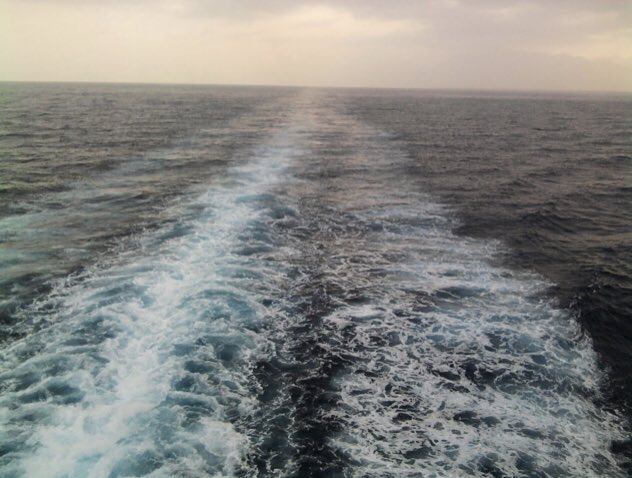 القَلْبُ كَالمَاءِ وَالأَهْوَاءُ طافِيَةٌ
عَلَيْهِ مِثْلَ حَبابِ المَاءِ فِي المَاءِ

مِنهُ تَنَمَّت وَيَأْتِي مَـا يُـغَـيِّـرُهَا
فَيُخلِقُ العَهْدَ مِن هِنْدٍ وَأَسْمَاءِ

- أبو العلاء المعري