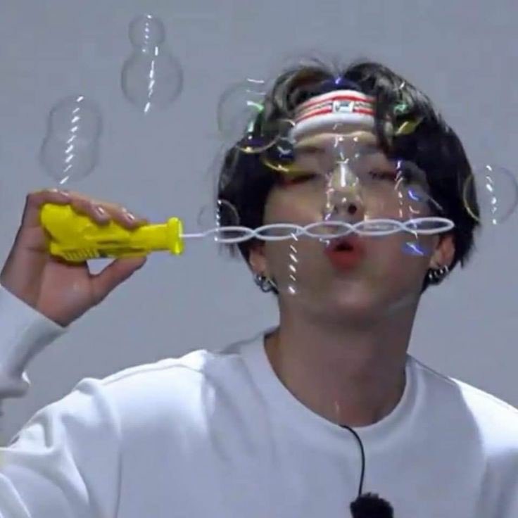btsasfx's tweet photo. march babies + bubbles = happiness https://t.co/nYkj2o6ZvU