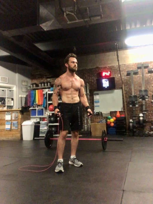 And for those of you wondering, yes I own a pink barbell and pink jump rope ???♂? @scallysex @thexxlmen