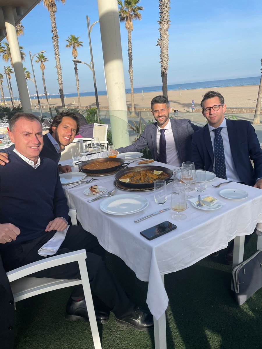 Qué buena jornada la que echamos ayer en <a href="/DretUV/">Facultat de Dret UVEG</a> hablando de fiscalidad internacional con el gran <a href="/ACubero_us/">Antonio Cubero</a> 
Muchas gracias por la invitación y por tratarnos tan bien! 🥘🥘 @BenjaSevBer