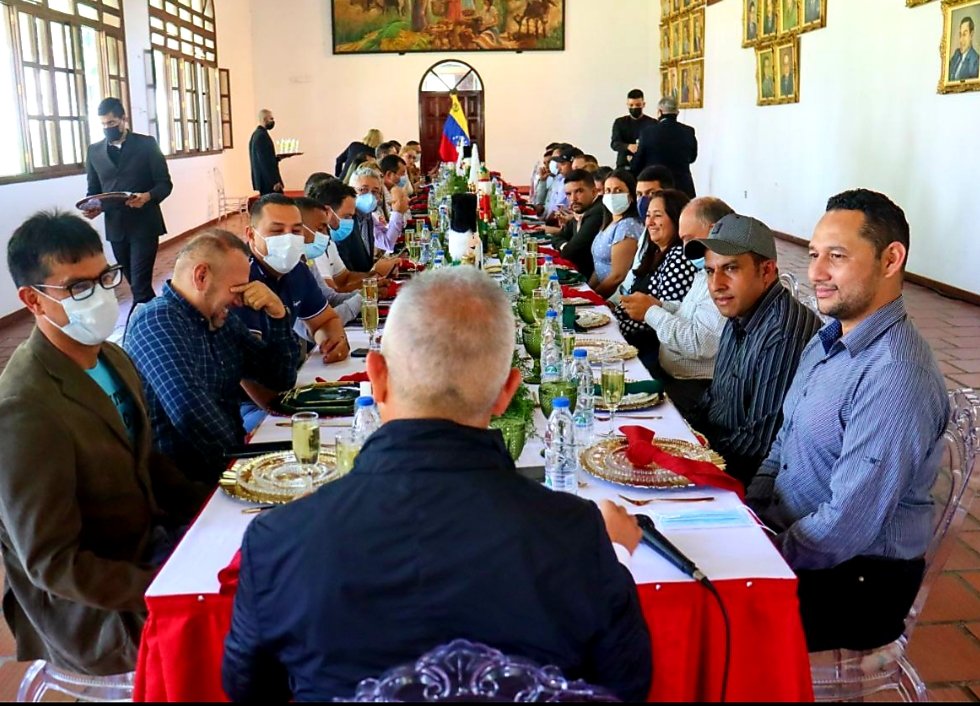 donromelio's tweet photo. #Entérate 📸 | El Gobernador del Táchira @FreddyBernal, desarrolló el 1er encuentro con los 29 #Alcaldes electos por los diferentes partidos políticos @PSUVTachira
@ADemocratica, @CopeiTachiraVe, 
 de la entidad andina. #ReconciliaciónYPaz

@arguelloyepfri @BermudezJoseA https://t.co/F0K8xMapWN