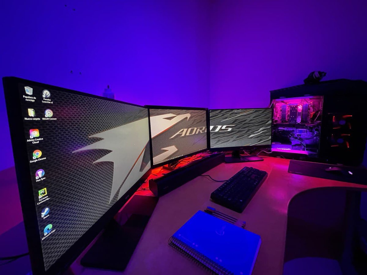 Eazu's tweet photo. Mi vieja y renovada bestia. La placa base Ga-x79 UD5 de Gigabyte me acompaña desde hace 10 años y aún brilla. Por ella han pasado 4 tarjetas gráficas. @aorus_es #BeWithAORUS #AORUSXmas https://t.co/YFVc6puyYZ