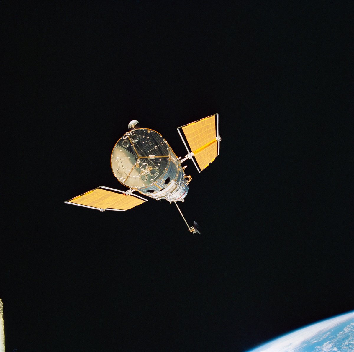 NASAHubble's tweet image. Hubble: Your friendly neighborhood space telescope!

From right here in our solar system to deep space, Hubble’s observations have lent a “helping hand” to several missions – including preparatory work for @NASAWebb, which is expected to launch on Dec. 24: go.nasa.gov/3mnK63k