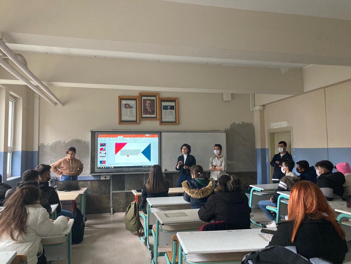 mdmtalhio's tweet photo. Uludağ Üniversitesi İşletme Topluluğu (ULİT) öğrencileri 11. ve 12. Sınıf öğrencilerimize üniversite ortamı, sektörel çalışmalar  temasıyla sohbet ettiler. @serkangur_ist @suattopal19 @islamalparslan @ulit1998 @bursailmem https://t.co/8V5oP2xYcV