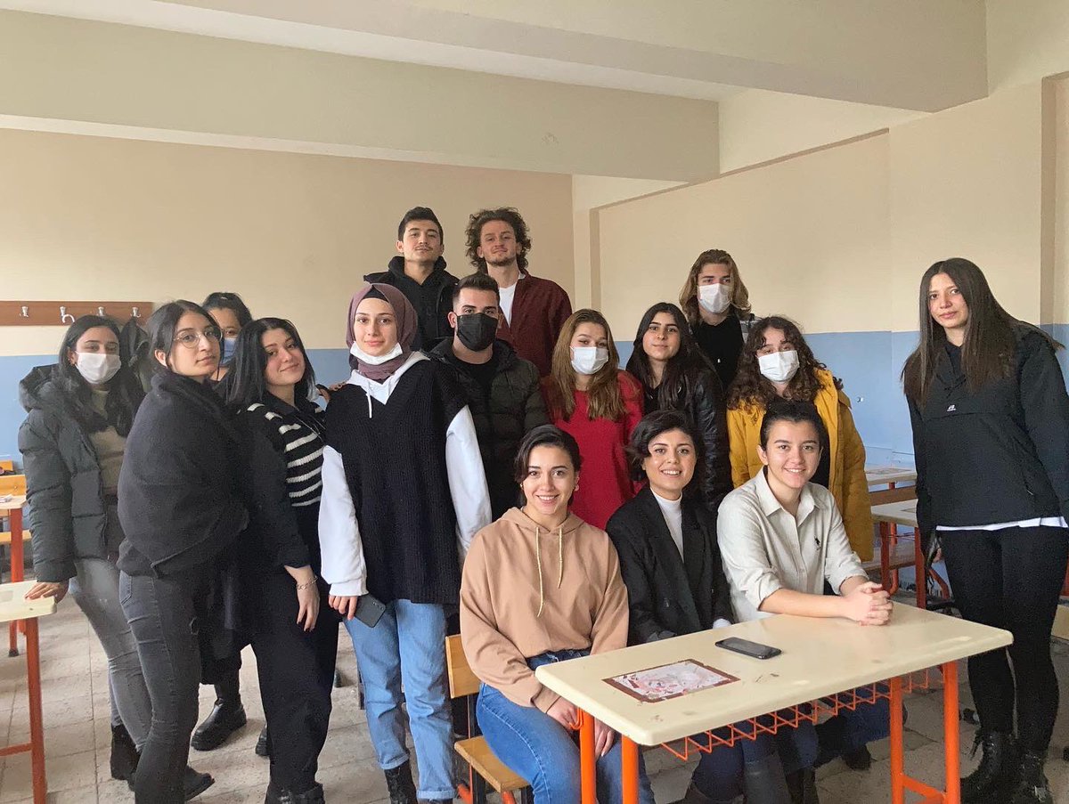 mdmtalhio's tweet photo. Uludağ Üniversitesi İşletme Topluluğu (ULİT) öğrencileri 11. ve 12. Sınıf öğrencilerimize üniversite ortamı, sektörel çalışmalar  temasıyla sohbet ettiler. @serkangur_ist @suattopal19 @islamalparslan @ulit1998 @bursailmem https://t.co/8V5oP2xYcV