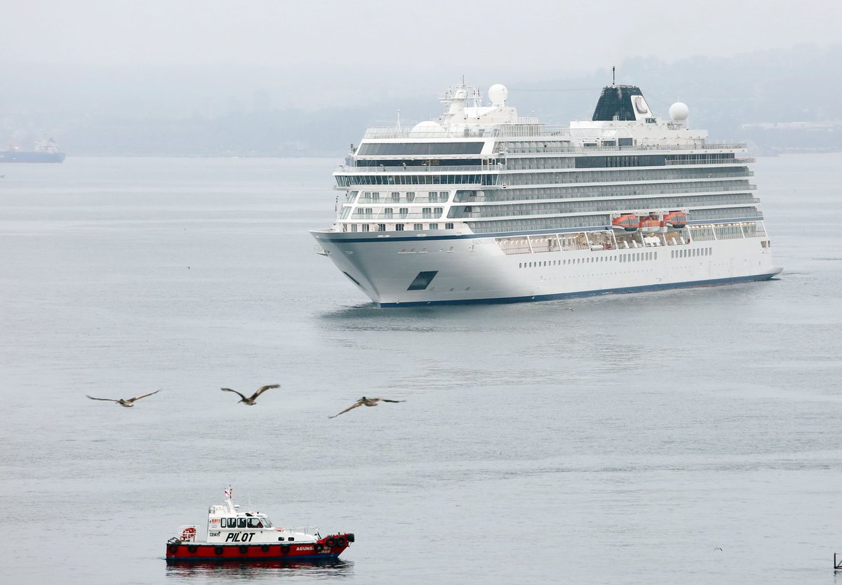 PortValparaiso's tweet photo. ¡Una gran noticia para #Valparaíso! Hoy recibimos al #crucero Viking Jupiter, la nave que da inicio a la temporada de cruceros 2021-2022 luego de casi dos años de receso por pandemia 🚢 🎉 https://t.co/CGPeC2KwZi