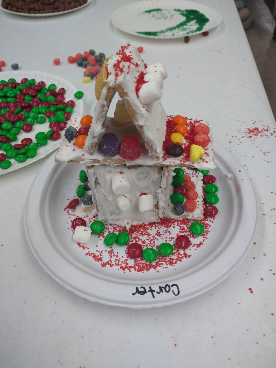 schneckowls's tweet photo. Our Kindergarten got in the holiday spirit by making ginger bread houses! https://t.co/VKPZpnGY40
