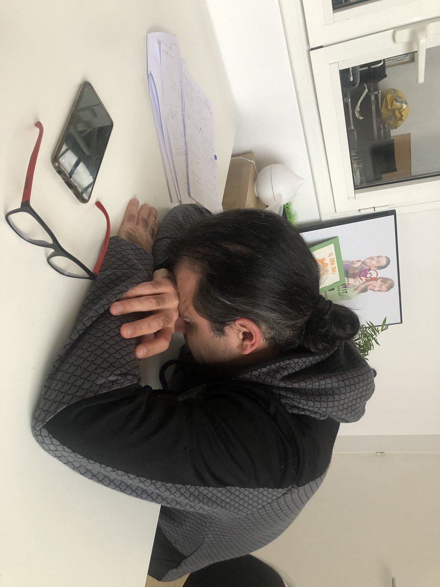 elpotpetit's tweet photo. Així estem.

@govern ens ajudeu a gestionar tot el que ja teníem tancat per aquests dies i exhaurit al 100%? 

Perquè nosaltres ja no podem més. https://t.co/Wt1btAtF2r