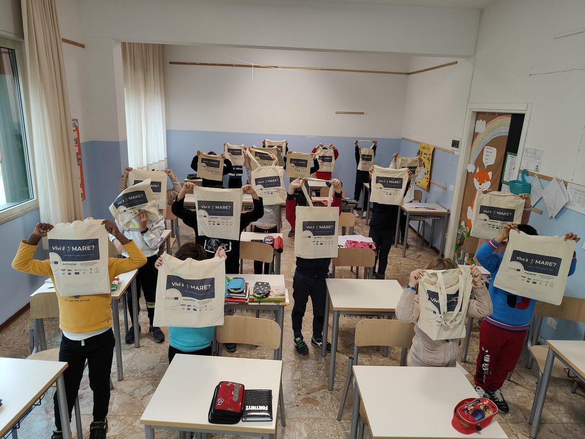 AdswimProject's tweet photo. Our Project Partner @UnivPoliMarche visited the primary #schools involved in the #AdSWiM didactic module “Do you Sea?” focused on the environmental educationand delivered certificates and gadgets to teachers, classes and pupils.#interreg 🇮🇹🇭🇷🌊 https://t.co/IjYvDb0Rm9
