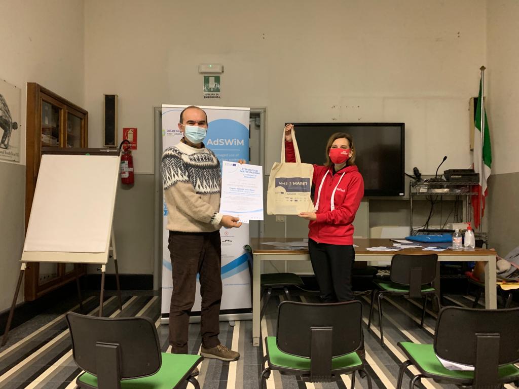 AdswimProject's tweet photo. Our Project Partner @UnivPoliMarche visited the primary #schools involved in the #AdSWiM didactic module “Do you Sea?” focused on the environmental educationand delivered certificates and gadgets to teachers, classes and pupils.#interreg 🇮🇹🇭🇷🌊 https://t.co/IjYvDb0Rm9