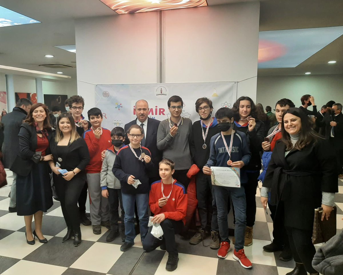 bkcicekli's tweet photo. İzmir Bilim Olimpiyatlarında öğrencilerimiz başarılarıyla bizi gururlandırdı.Bilgisayar alanında Burak TANEL,İlhan Arda AL,Can SEZGİN,Emre KIRKAN,matematik alanında Tuna DURGUT,Deniz Can Karaçelebi, Tuğra Canbaz,Eren Özilgili İzmir İl MEM’de yapılan tören ile ödüllerini aldılar. https://t.co/jNwG0ybapI
