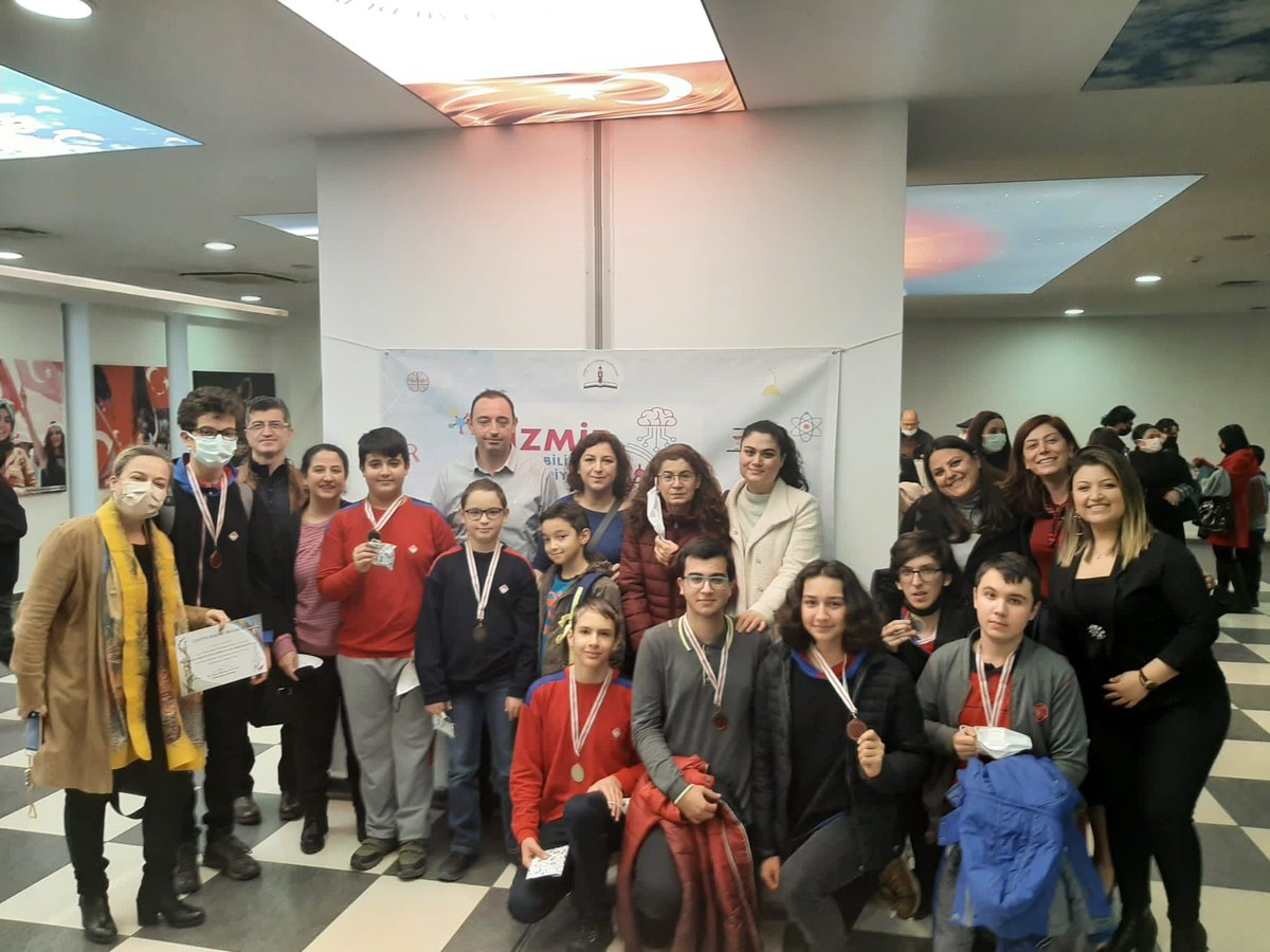 bkcicekli's tweet photo. İzmir Bilim Olimpiyatlarında öğrencilerimiz başarılarıyla bizi gururlandırdı.Bilgisayar alanında Burak TANEL,İlhan Arda AL,Can SEZGİN,Emre KIRKAN,matematik alanında Tuna DURGUT,Deniz Can Karaçelebi, Tuğra Canbaz,Eren Özilgili İzmir İl MEM’de yapılan tören ile ödüllerini aldılar. https://t.co/jNwG0ybapI