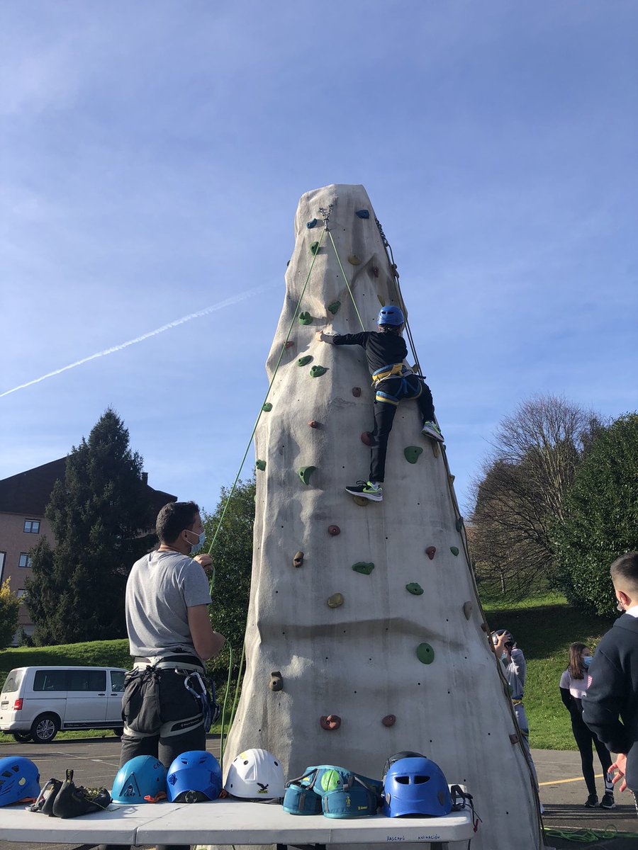 Iniciación a escalada de nuestro alumnado de 1º y 2º de ESO. #isladeva  el jueves para el resto del alumnado!