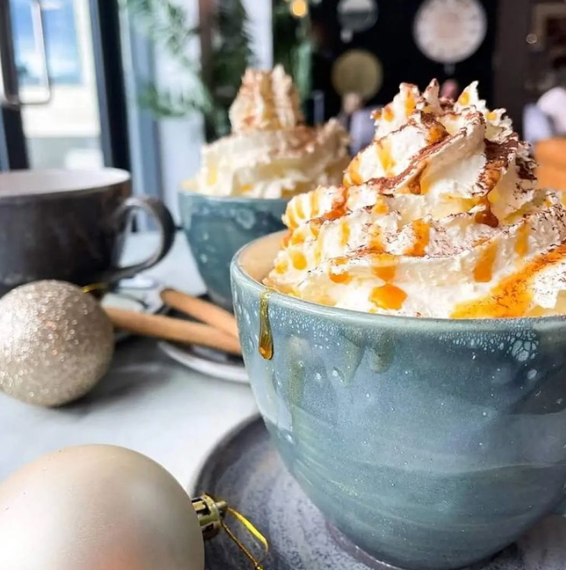 AddlestoneOne's tweet photo. Get your Festive Fix at @EsquiresCoffee here at #AddlestoneOne๐
Christmas cuppasโ include ๐
โ Honeycomb & Sticky Toffee Hot Chocolate
โ Christmas Cake Latte
โ Mulled Spiced Tea
Which one will you try? ๐ https://t.co/moSyLVYoFI