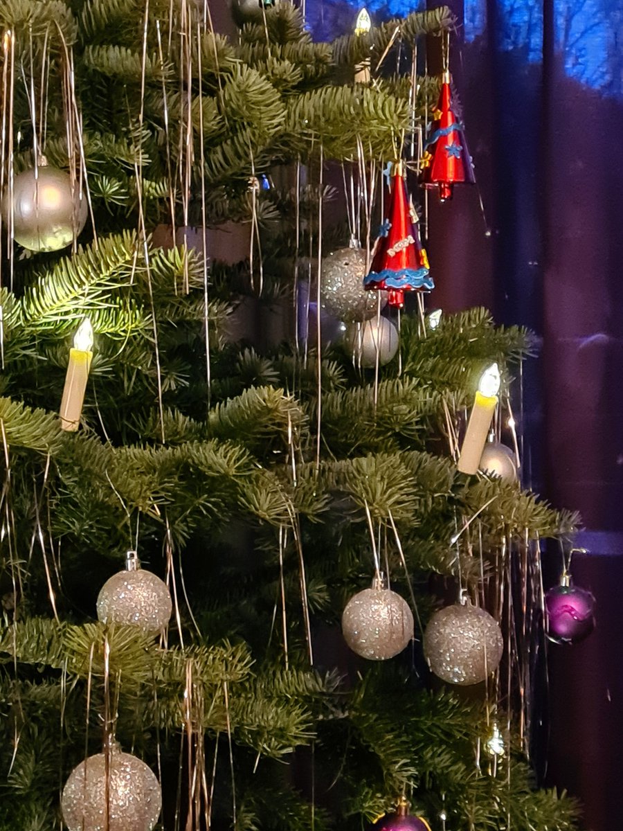 eltern2018's tweet photo. Papa und die Kids schmücken den #Weihnachtsbaum. 
K1: Papa, wir brauchen noch mehr Limetten! Damit der #Weihnachtsmann dann sagt: "Ihr habt ja einen Boah-Weihnachtsbaum!"

Die Vorfreude bringt K1 zu ganz neuen literarischen Höhen! https://t.co/n4Ca0g5CXw