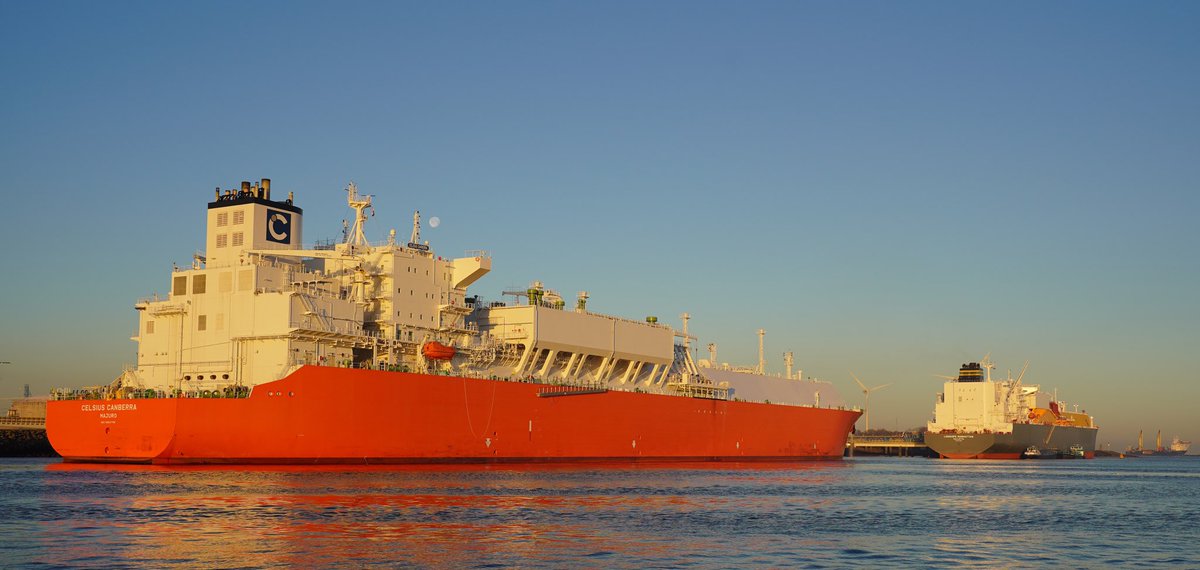 Tieschellekens's tweet photo. Nieuw leven in @010LNG Twee gloednieuwe #LNG tankers bij @GateterminalBV Celsius Canberra en LNGSHiPS Manhattan @HavenRotterdam @wgroenendijk (Foto’s Kees Torn) #maidentrip https://t.co/TJdIbUPbC3