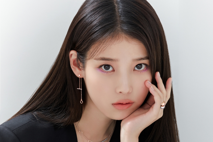 soompi's tweet photo. #IU Surprises Fans With Unexpected Teaser For December Release
https://t.co/3wbSeHKqg3 https://t.co/G8CS6YPxTs