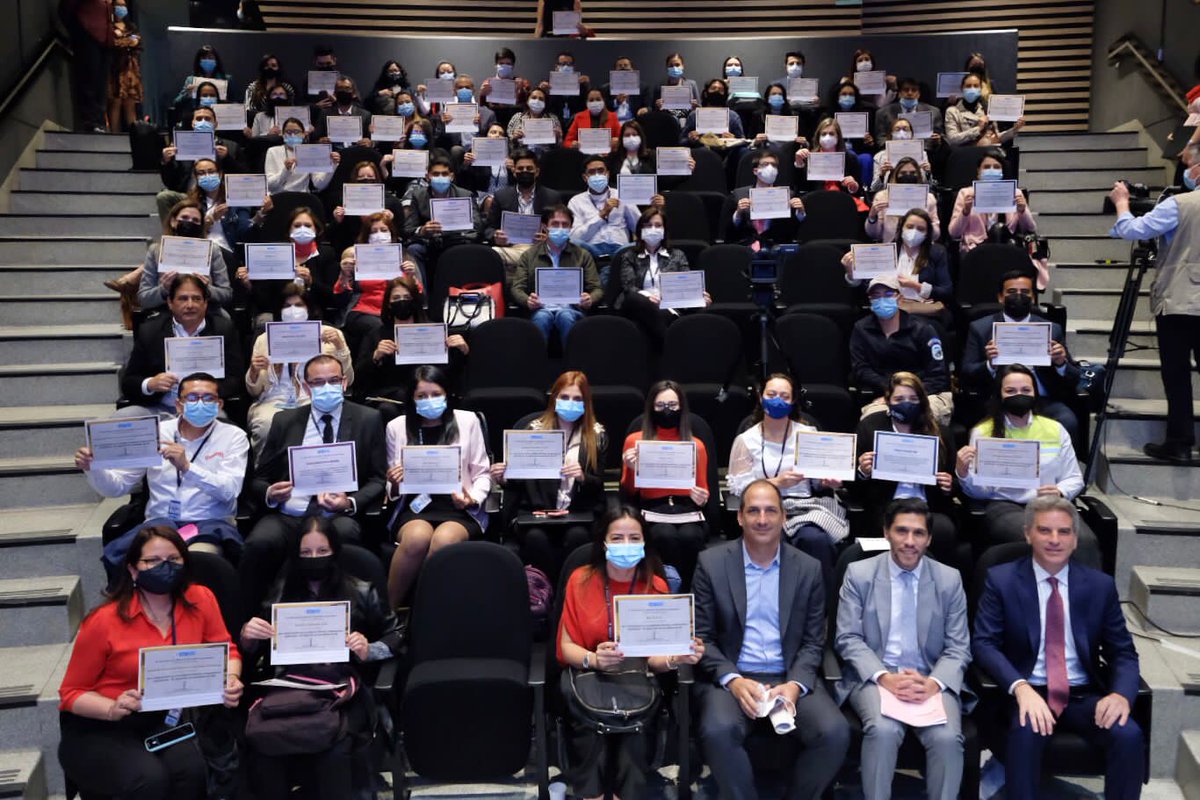 Vianney24RT's tweet photo. MinAmbiente reconoció al Banco de Bogotá por el compromiso con el programa Colombia Carbono Neutral que permitirán lograr las cero emisiones netas al año 2050. ¡Un banco responsable con el medio ambiente! #CambiandoContigo https://t.co/dmwcF25AtJ
