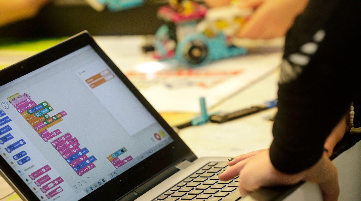 LEGO_Education's tweet photo. We know @firstlegoleague teams are imaginative and resilient. Their work in this year's theme CARGO CONNECT℠ did not disappoint! Students are challenged to explore the future of transportation. Congrats to all who participated, your #STEAM skills are outstanding! #SPIKEprime https://t.co/DFag4K2iVg