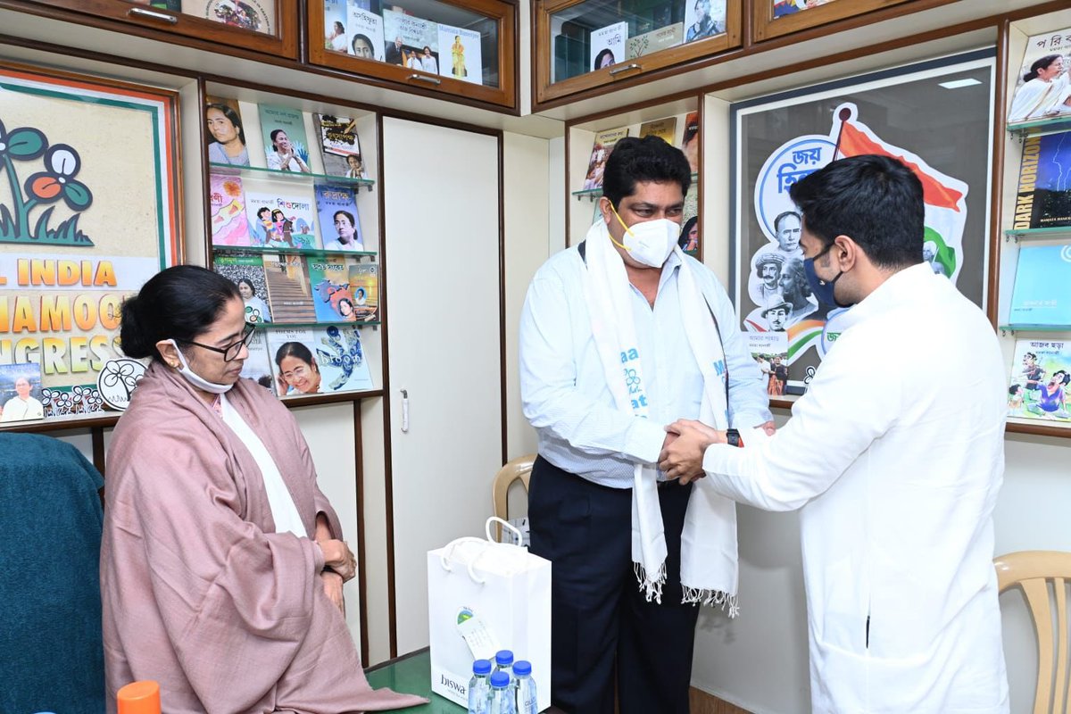 HabibParvej3's tweet photo. Today, former @INCIndia Curtorim MLA Aleixo Reginaldo Lourenco joined us in the presence of our Chairperson @MamataOfficial and our National General Secretary @abhishekaitc.

We extend a very warm welcome to him! Together, we shall work for the betterment of all Goans! https://t.co/FZvreFRw69