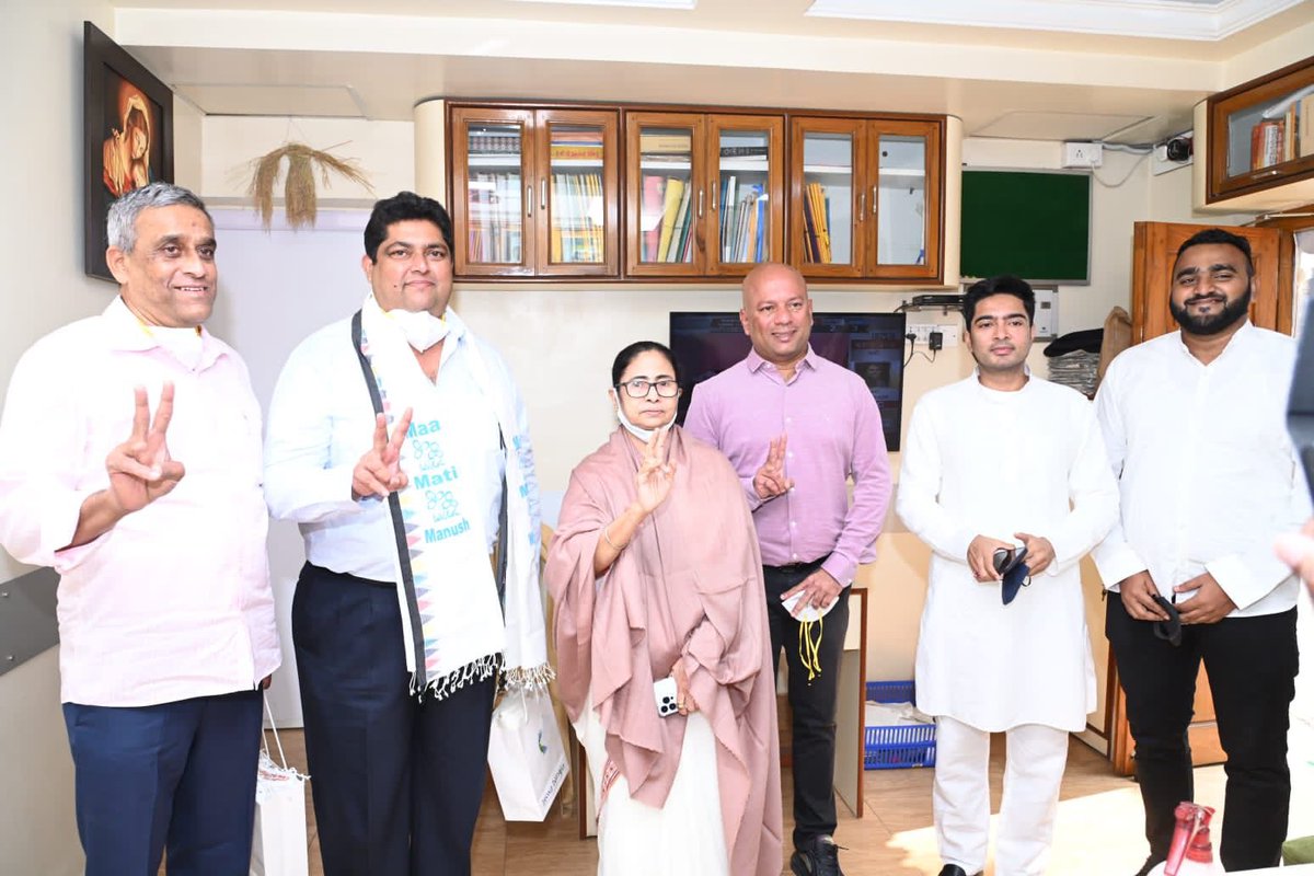 HabibParvej3's tweet photo. Today, former @INCIndia Curtorim MLA Aleixo Reginaldo Lourenco joined us in the presence of our Chairperson @MamataOfficial and our National General Secretary @abhishekaitc.

We extend a very warm welcome to him! Together, we shall work for the betterment of all Goans! https://t.co/FZvreFRw69