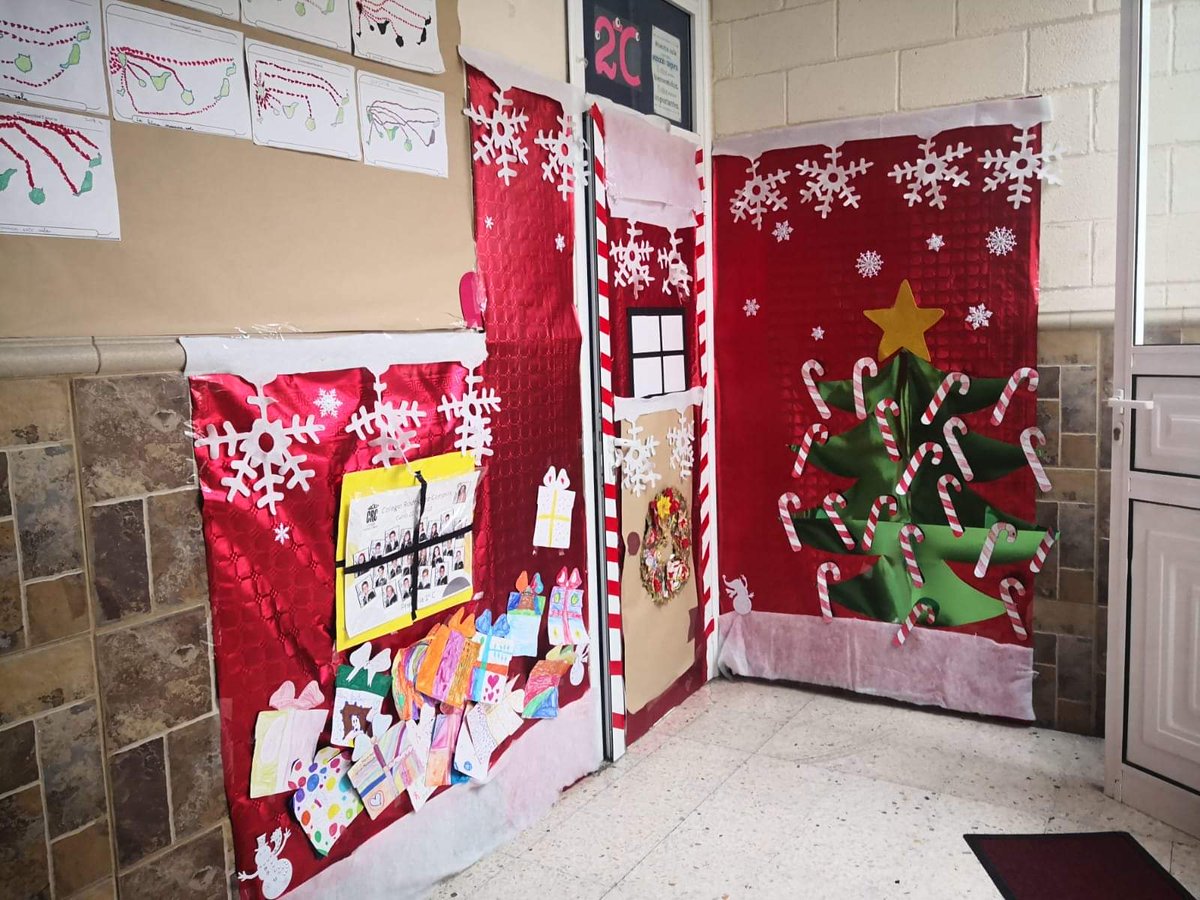 CPEIPS_CRC's tweet photo. El colegio se prepara para recibir la navidad. Muchos trabajos y mucha ilusión por nuestros pasillos. Próximamente más imágenes de nuestros trabajos. https://t.co/iO6SDIN8ab