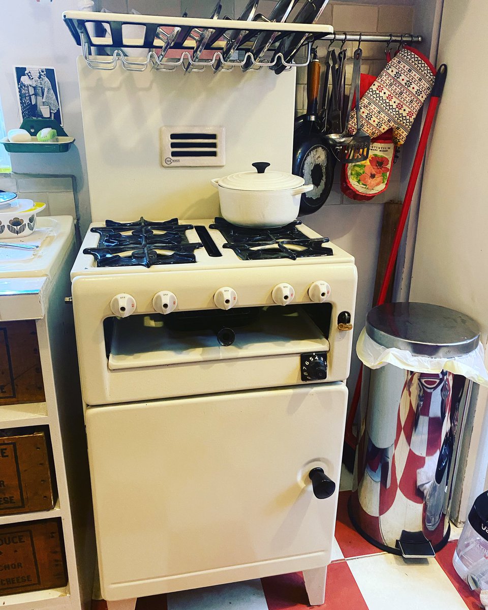brixspindoctor's tweet photo. Look at this thing of absolute beauty βοΈ #70s #oven #grill #hob #cooker #bakelight #retro #vintage #BuiltToLast #welllookedafter #londonspindoctor https://t.co/gG9rXDj8Kl