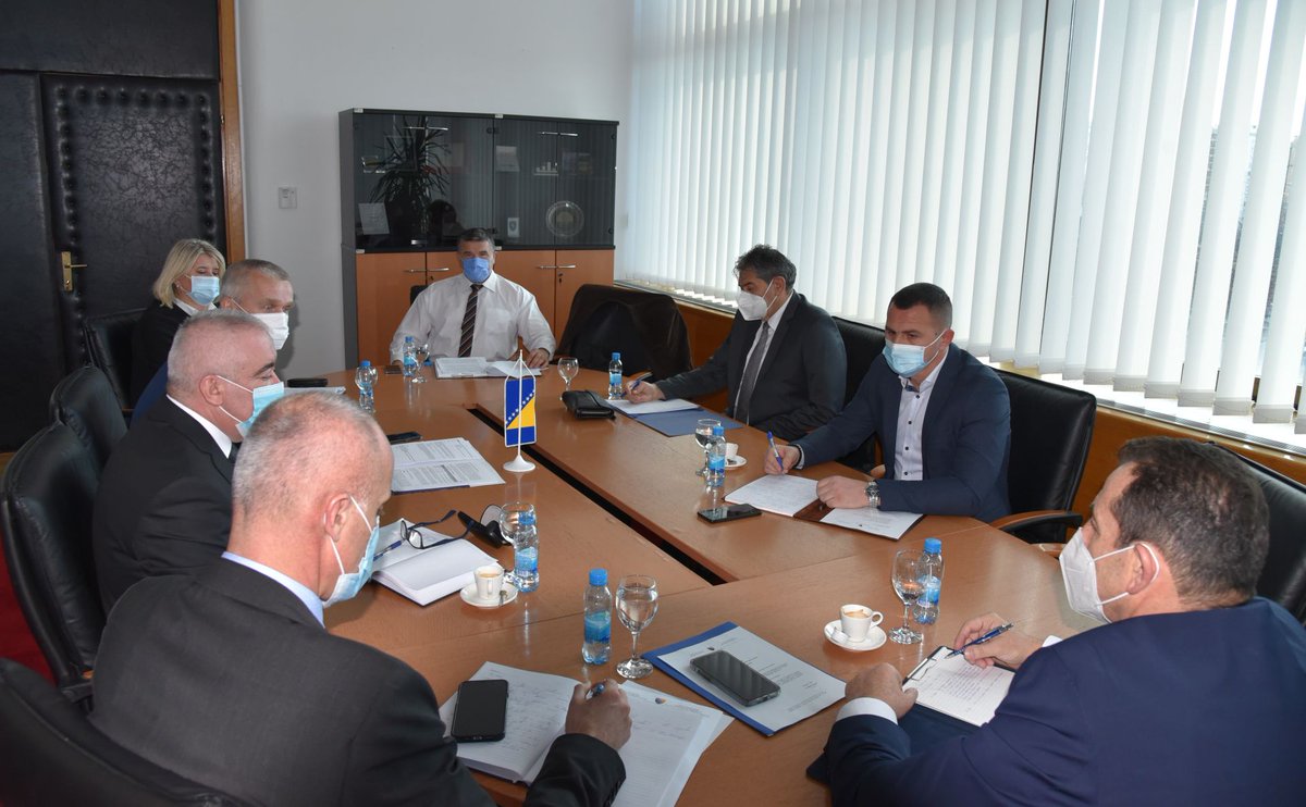 MSBosnia's tweet photo. Sastanak ministra @SelmoCikotic sa direktorima policijskih agencija 🇧🇦. Razgovarano je o sigurnosnoj situaciji, aktivnostima te izazovima u radu policijskih agencija.  @SIPA_Policija @spsgovba #GPBiH #DKPT https://t.co/JaAIETFcHM