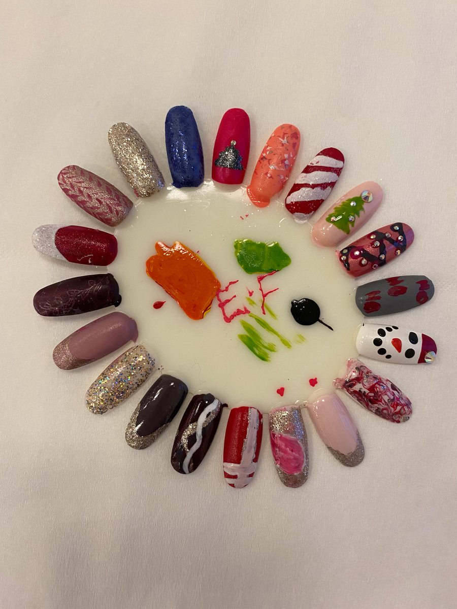 topcoatgallery's tweet photo. Some Christmas nail art from Top Coat Nail Gallery 🎄 #nailart #design #christmas #glitter @MonifiethHigh https://t.co/j0Os3nzYgO