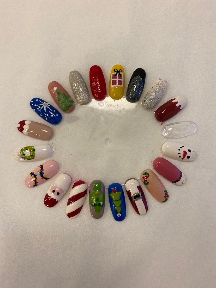 topcoatgallery's tweet photo. Some Christmas nail art from Top Coat Nail Gallery 🎄 #nailart #design #christmas #glitter @MonifiethHigh https://t.co/j0Os3nzYgO