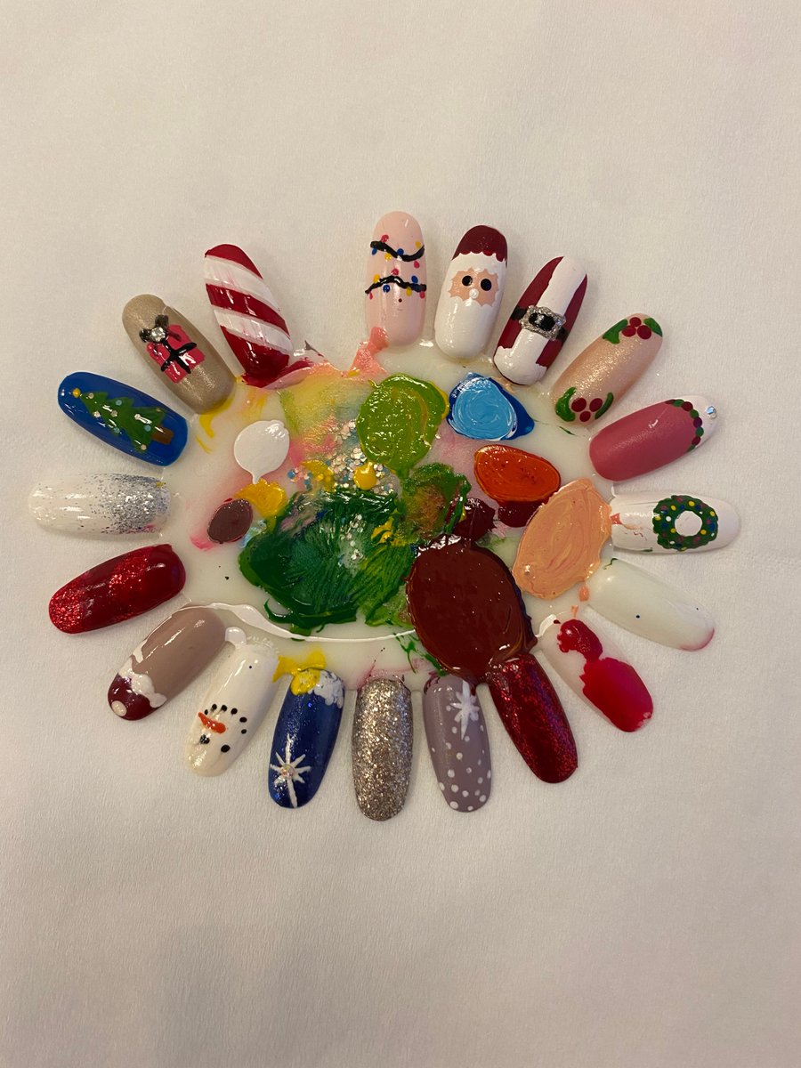 topcoatgallery's tweet photo. Some Christmas nail art from Top Coat Nail Gallery 🎄 #nailart #design #christmas #glitter @MonifiethHigh https://t.co/j0Os3nzYgO