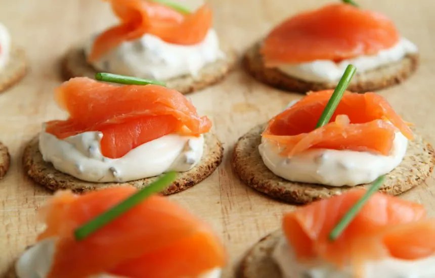 Smoked salmon is often paired with champagne but I personally think there are other drinks that work better. Try one of these! buff.ly/2Gc0zoR #christmaswine