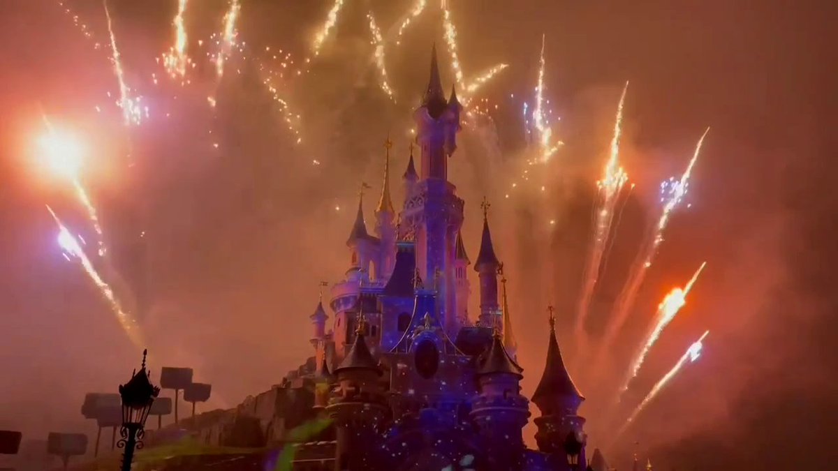 DisneyphileLIVE's tweet photo. Le spectacle nocturne 'Disney Illuminations' fait son grand retour ce soir à Disneyland Paris après 21 mois d'absence. https://t.co/CijnSCZK5K https://t.co/H3V3lTM04n