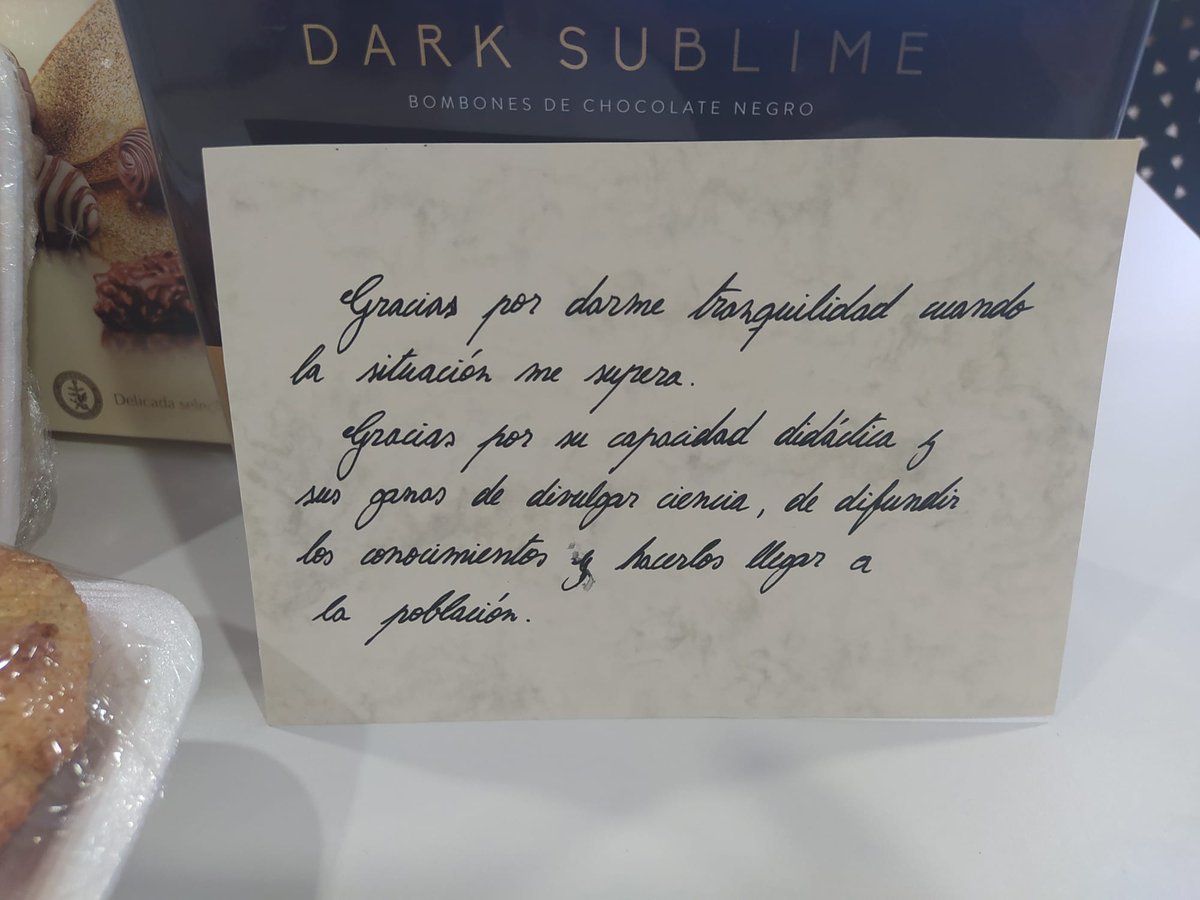 Gracias a ti chica anónima que nos has dejado unos regalos con esta nota  en el Centro de Atención y Vigilancia de la Erupción del <a href="/IGNSpain/">Instituto Geográfico Nacional-O.A.CNIG</a>. Es muy reconfortante leer esto tras dejarnos la piel más de tres meses en campo en la isla de La Palma.