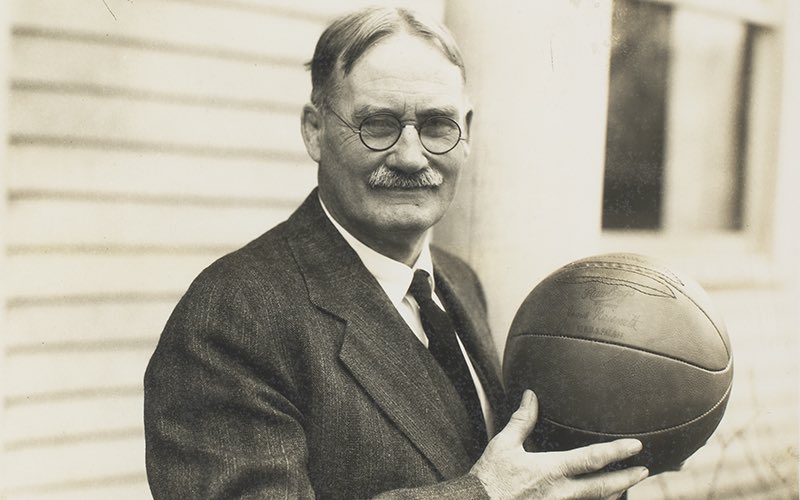 TrashTalk_fr's tweet photo. 21 décembre 1891.

Tempête de neige sur la Nouvelle-Angleterre.

Prof d’EPS, le Dr James Naismith cloue 2 paniers à pêche en hauteur dans le gymnase du Springfield College (Massachusetts). Il donne 1 ballon à 2 équipes de 9 joueurs.

Le basketball est né.

Bon anniversaire ❤️🏀 https://t.co/3AR0mHWMXz