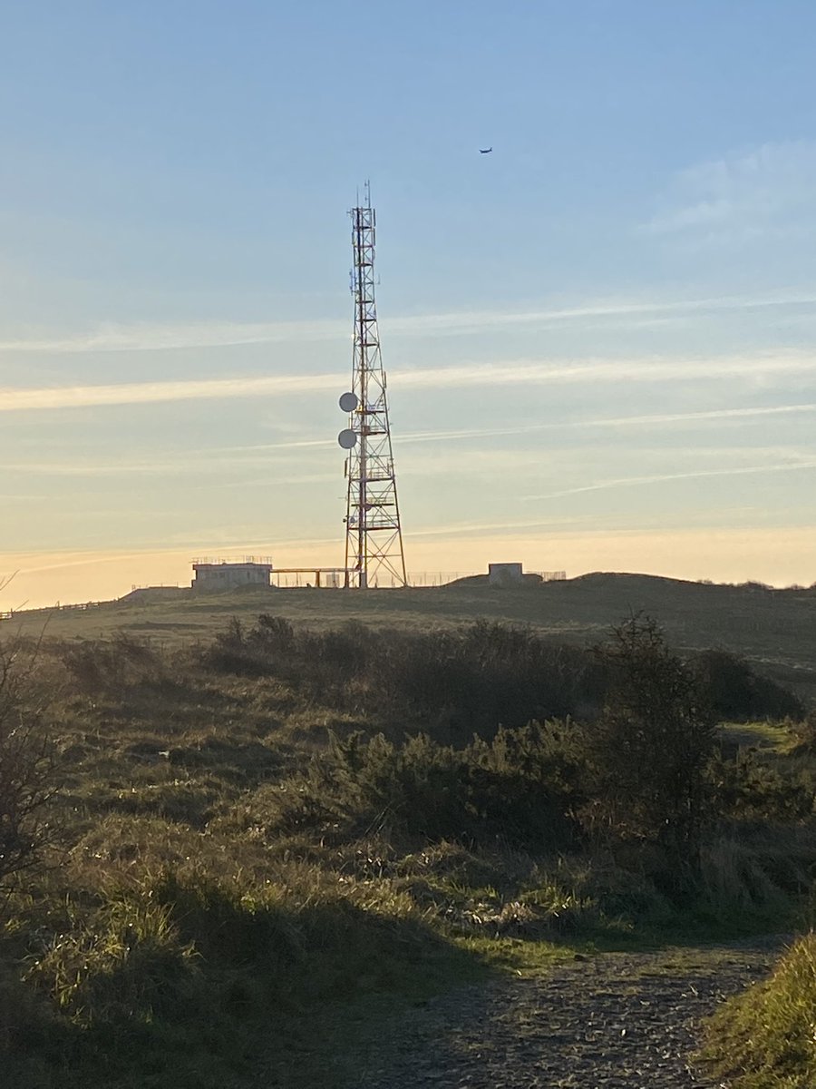 C’est quoi ce truc qui défigure le #grandsite #2Caps au sommet du mont Dubert  ? Plus discret, ça n’existe pas ? #Escalles #Sangatte