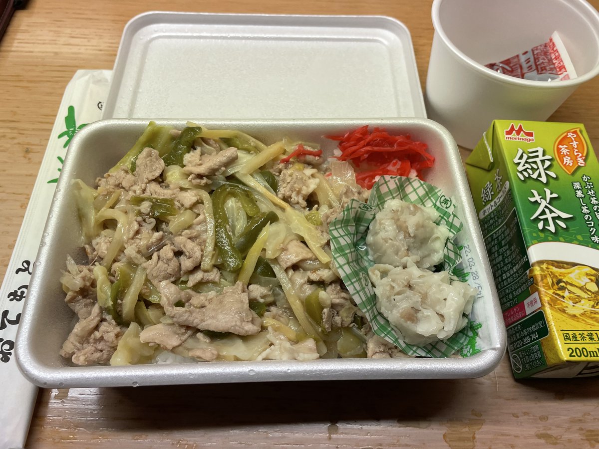 強制隔離食シリーズ。今日と昨日の夕食。朝食と同様毎日似ている（丼）。違う趣向のもの食べたい！写真では伝わらないが食事は冷たいまま提供。昨日は弁当を袋に入れて防水しておもしをつけて熱いお湯を張ったバスタブに1時間沈めたけど、断熱容器で殆ど温かくならなかった　笑。
#強制隔離 #日本帰国