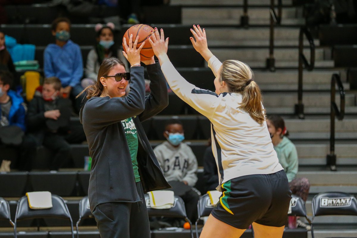 UVMwbb's tweet photo. Ready to roll from Smithfield!
Opening tip in 10 minutes, watch live https://t.co/9EKezfA5jr
#ThisIsVermont | #MorningHoops https://t.co/PB4de14iZr