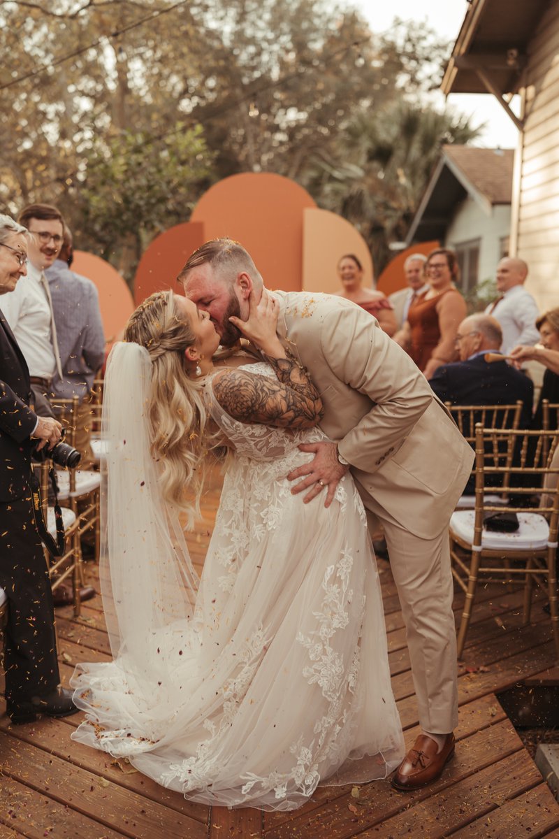 EmilyKicsak's tweet photo. riverside backyard wedding 🤍 https://t.co/4kVsMyLotA