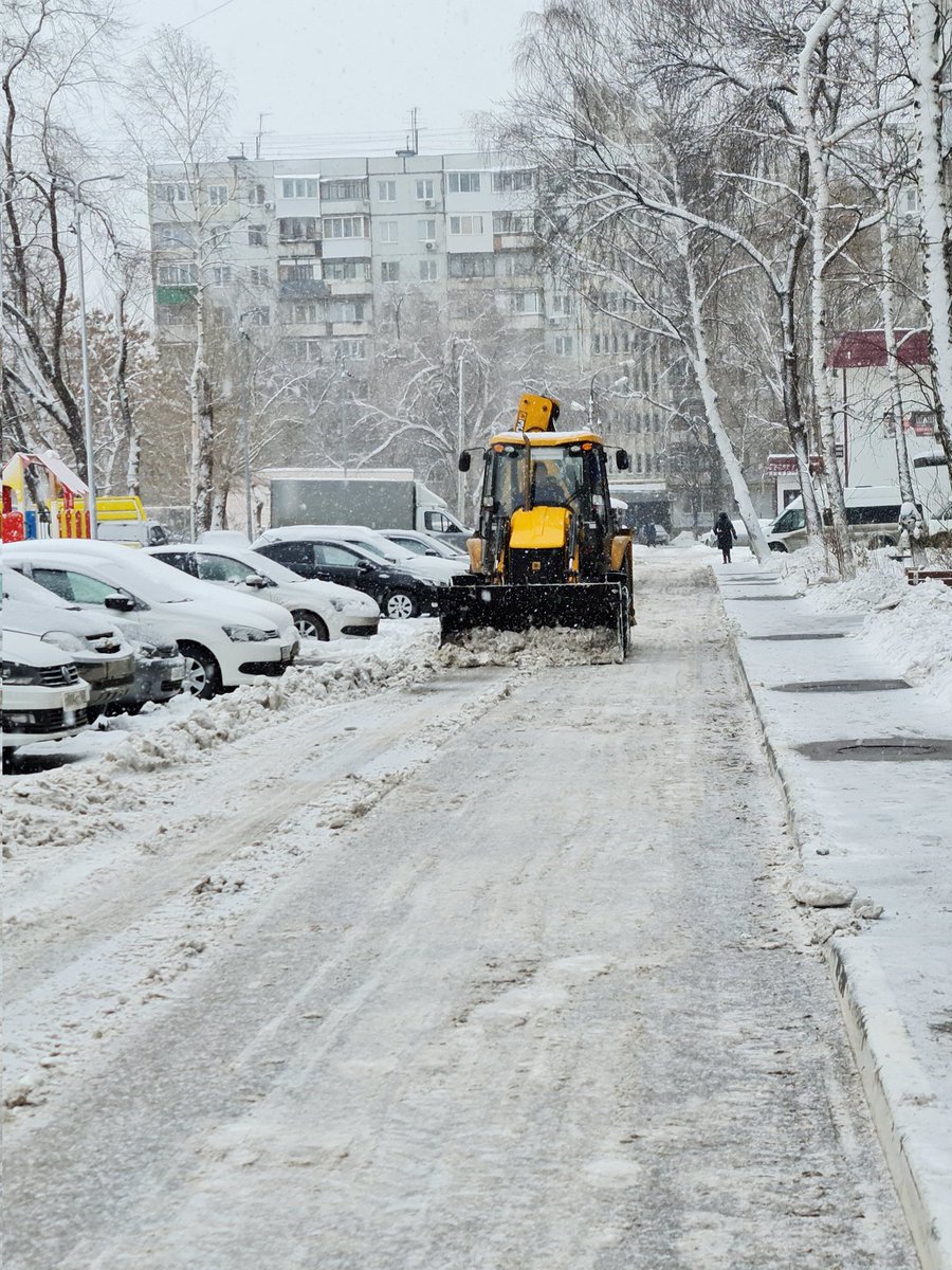 По адресу: г.Самара, ул. Стара-Загора, д. 166 ведутся работы по расчистке от снега внутридворового проезда механизированным способом.