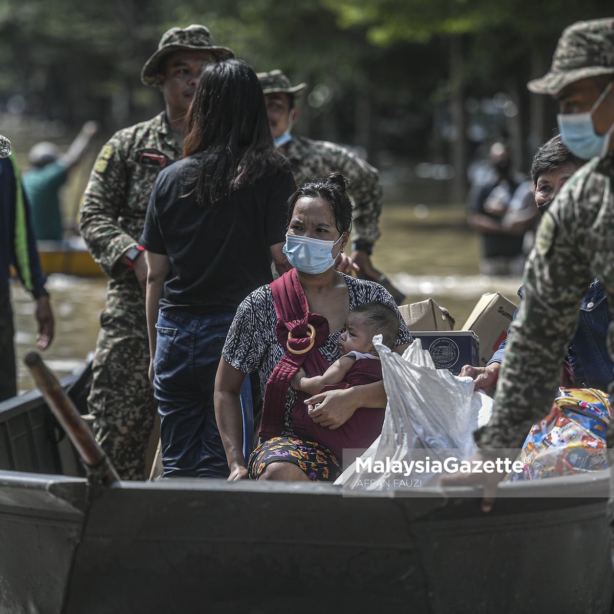 affanfzy's tweet photo. The Malaysian Armed Forces (ATM) helped evacuate flood victims using boats due to continuous rain at Taman Seri Muda Shah Alam, Selangor. https://t.co/SieRlSC6jI